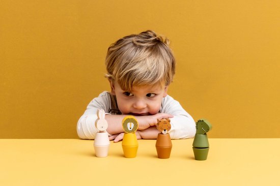 Kind aan tafel met vier Trixie houten schroefdieren