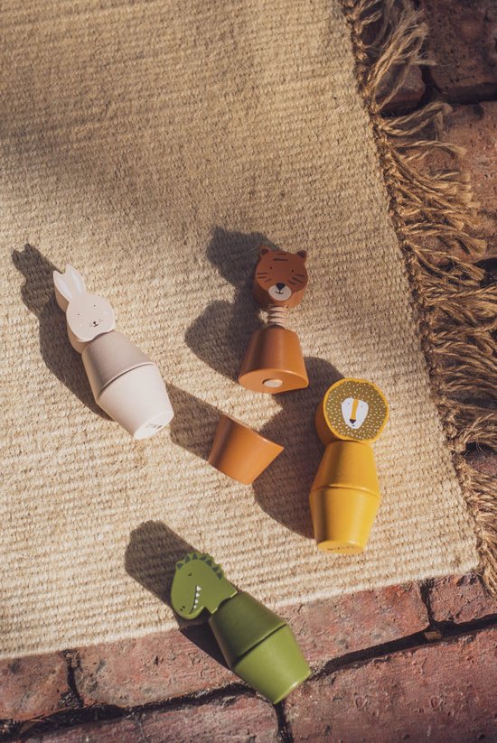 Trixie houten schroefdieren op een vloerkleed, deels uit elkaar gedraaid